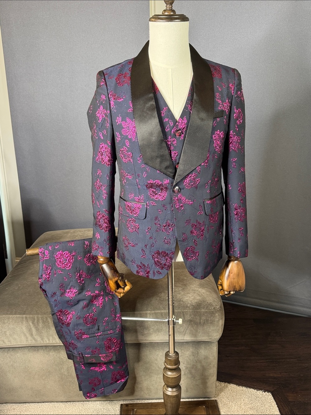Men's Black & Magenta Floral Jacquard 3 Piece Tuxedo Suit Jacket 30 Pants 29 NWT